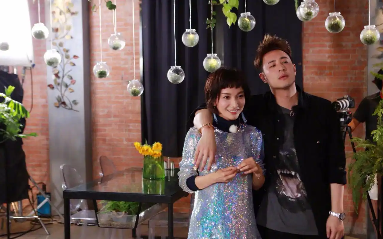 吴昕和潘玮柏在节目录完后两个人还有联系吗?