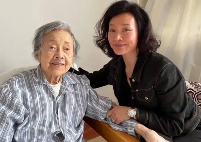 陈冲晒母亲合影60岁素颜皮肤黑皱纹横生是真实的老奶奶