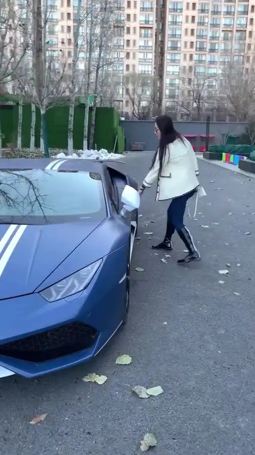 霸气戴墨镜的美女开兰博基尼