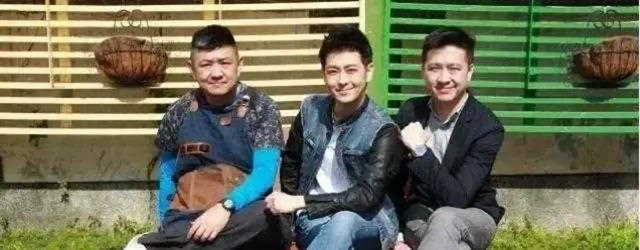 47岁的林志颖和哥哥弟弟三兄弟合影,三兄弟共用一张脸,不用鉴定,一看