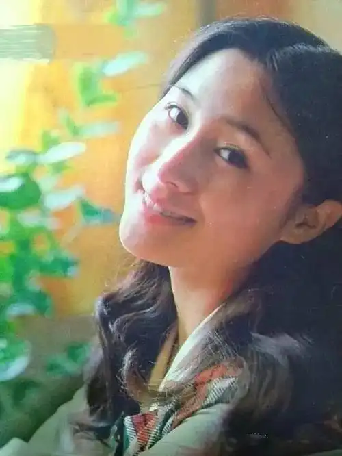 她是李连杰的"初恋情人",红极一时却出走国外遭打压