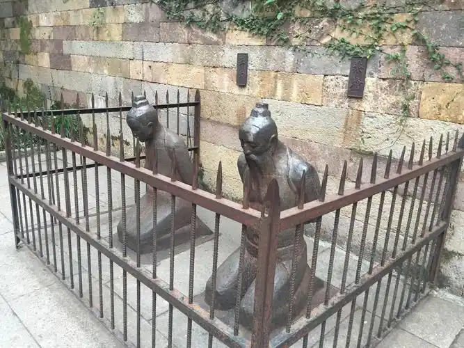 菜头糖2021年7月7日922关注秦桧跪像岳飞墓前秦桧夫妇跪像秦桧夫妇