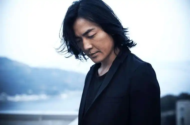 陈浩南和小结巴"再续前缘",25年后再同框,你看几分像从前?_郑伊健