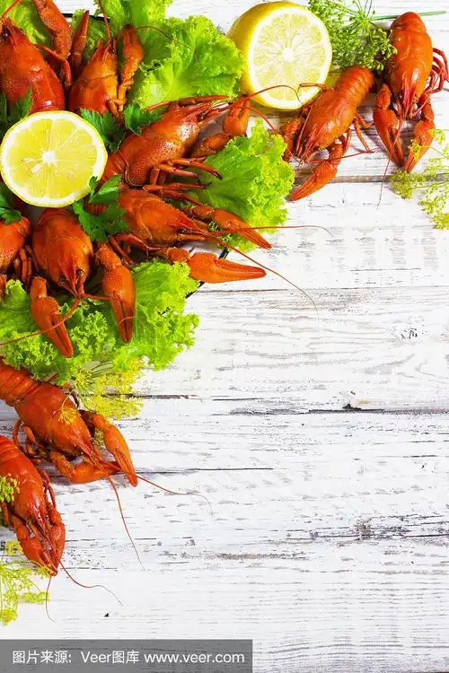 小龙虾在木制背景上