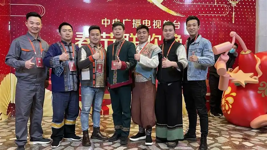 土家稀奇哥在春晚现场"土家稀奇哥"组合由蔡呈,易汉章,杨章辉,李顺洪