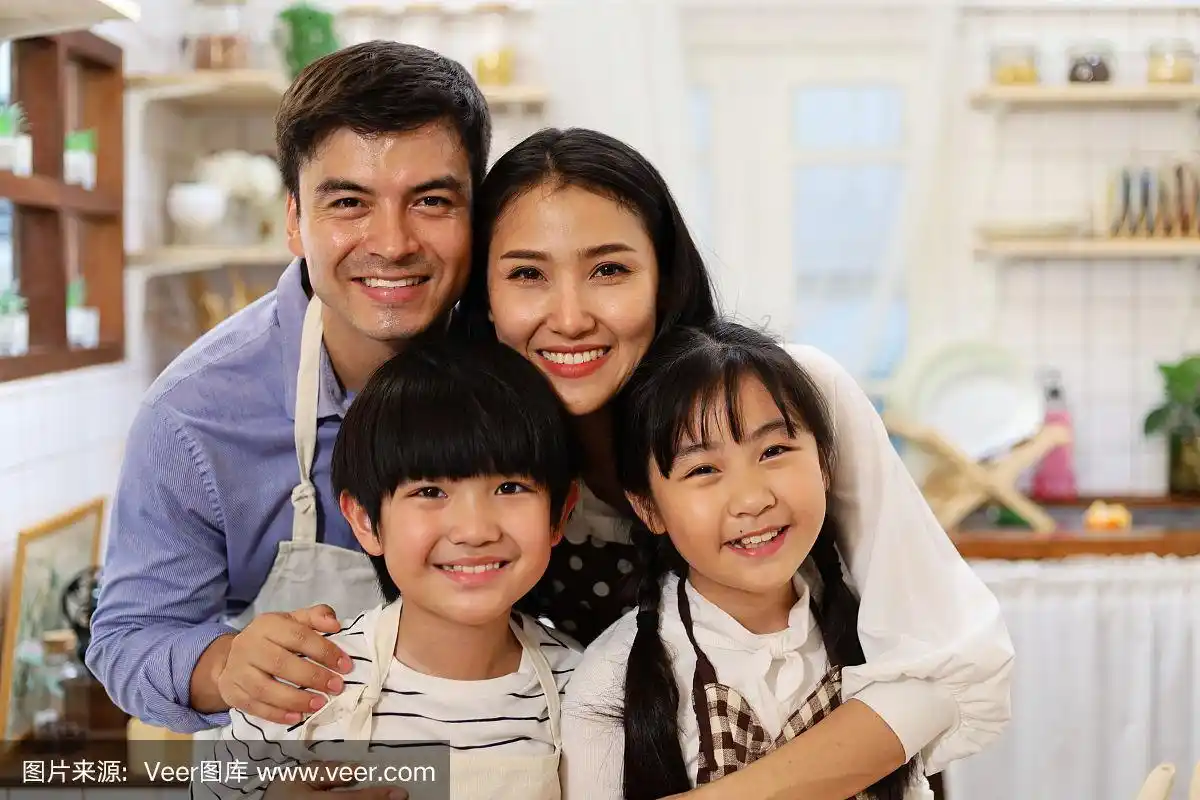 幸福家庭微笑画像在厨房在家里.