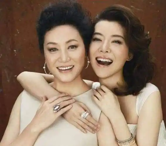 王丽云罕晒前夫全家照,车晓爷爷戴眼镜超帅气,爸爸幼时好可爱_郑红羽