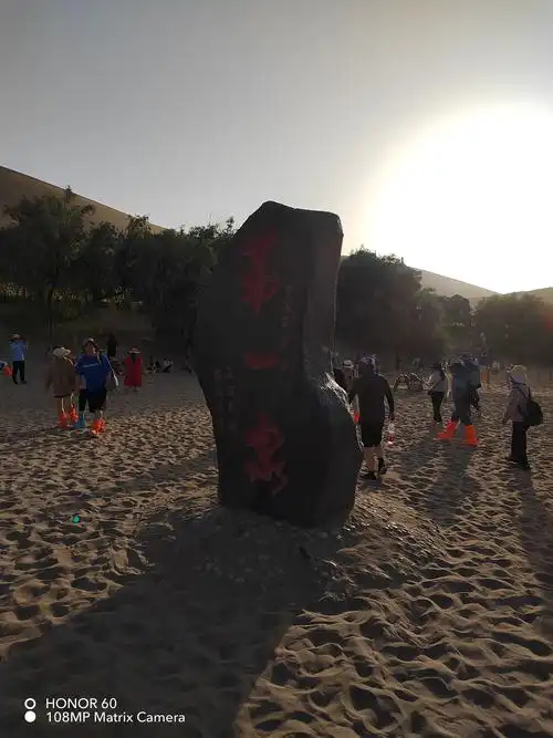 甘肃省酒泉市敦煌市,鸣沙山月牙泉是国家5a级景区,山泉共处,沙水共生