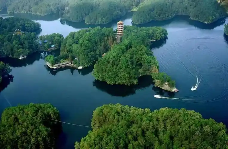 南湖——国家aaa级旅游景区位于汉中市南郑区城西5公里的汉山南麓景区