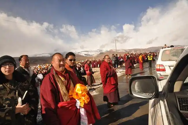 亚青寺阿松仁波切等活佛,堪布迎接大士法体