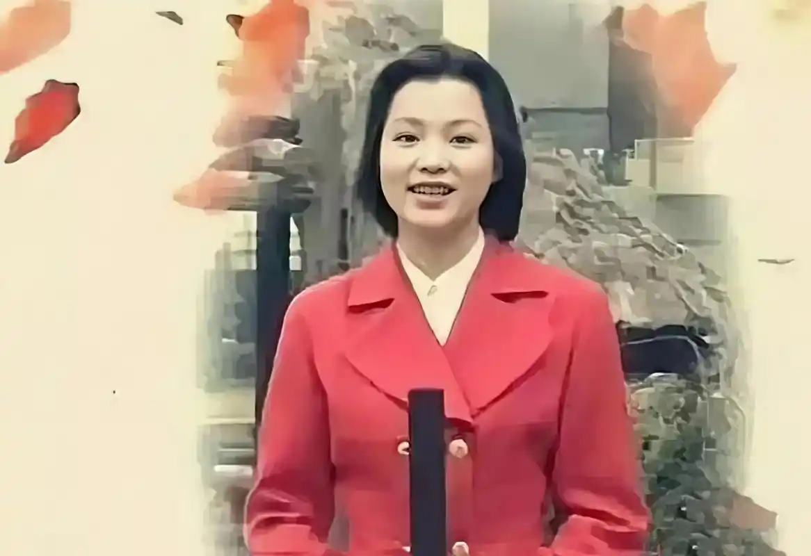 董卿年轻时的工作照展现了她清纯漂亮的形象,尽管打扮得像个村姑.