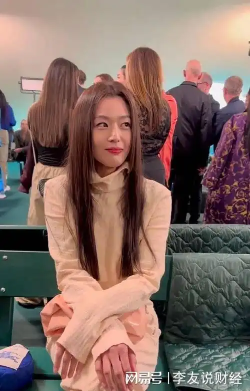 全智贤亮相时装周穿暖色套装气质出众长发披肩梦回千颂伊