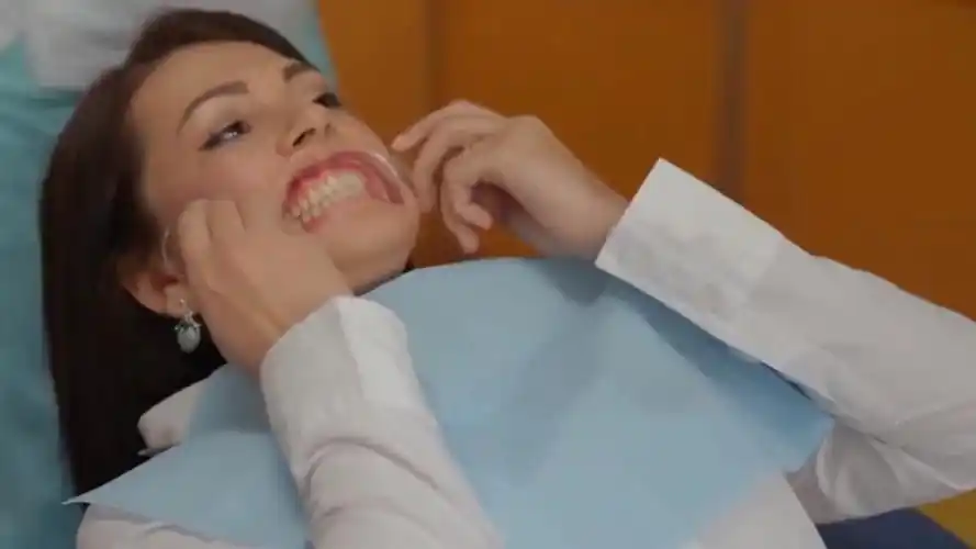 美女小姐姐演示口腔摄影工具及方法