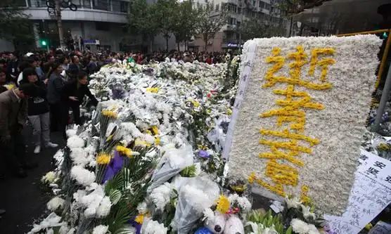 上海市民自发吊念火灾遇难者