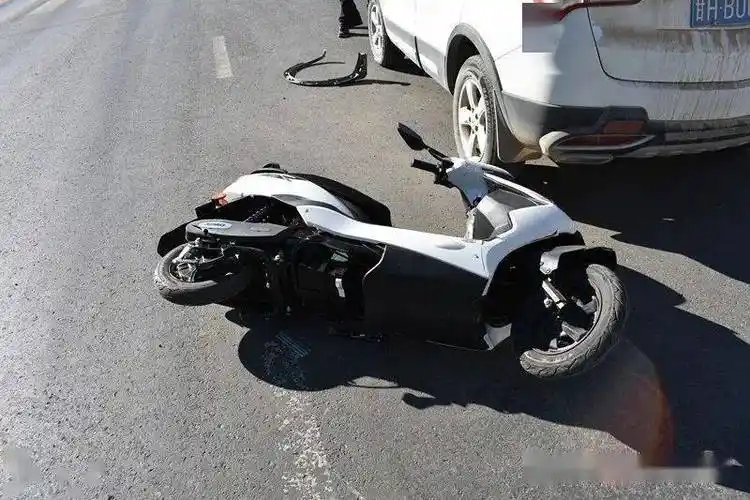 民勤不规则十字路口电动车驾驶人未带头盔且闯红灯导致发生交通事故使