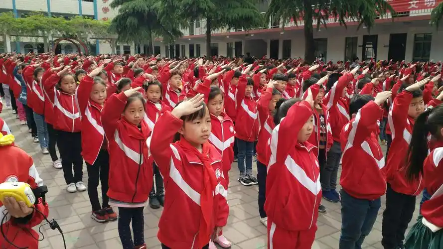 但是我们每一个人都会用最标准的敬礼表达对国旗的爱!