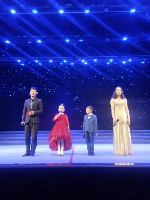 帅气美丽的4位主持人洪亮的声音宣布六一文艺汇演现在开始.