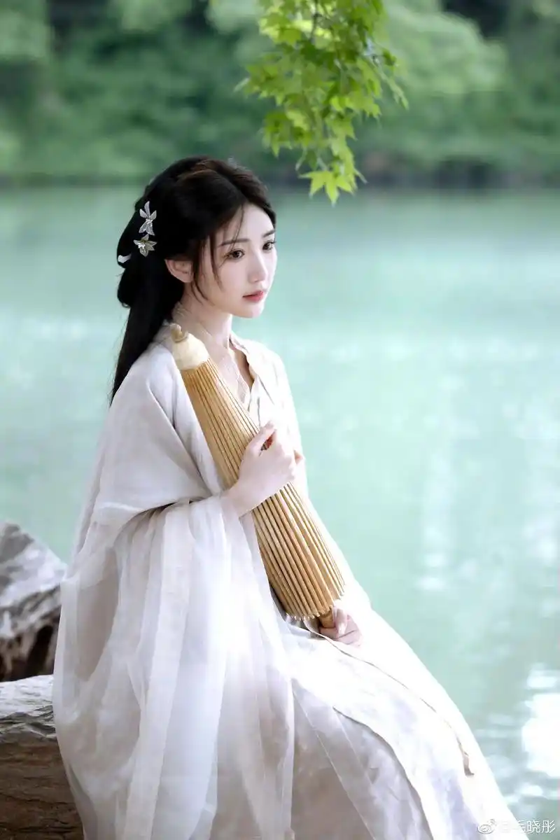 汉服 #古风 #回眸一笑百媚生 #汉服写真 #绝美"最是人 - 抖音