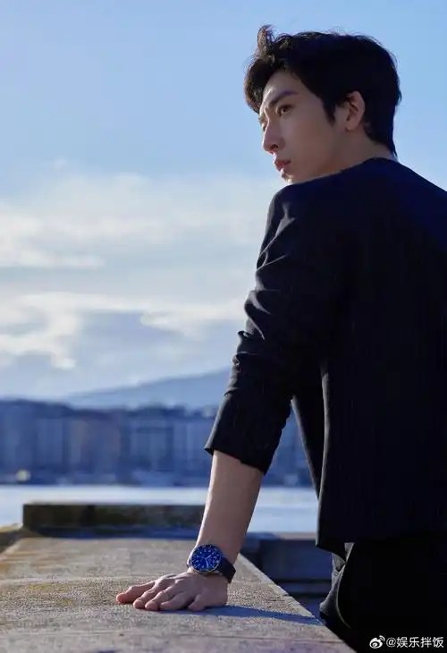 搭配精致的万宝龙手表,彰显成熟男人魅力!