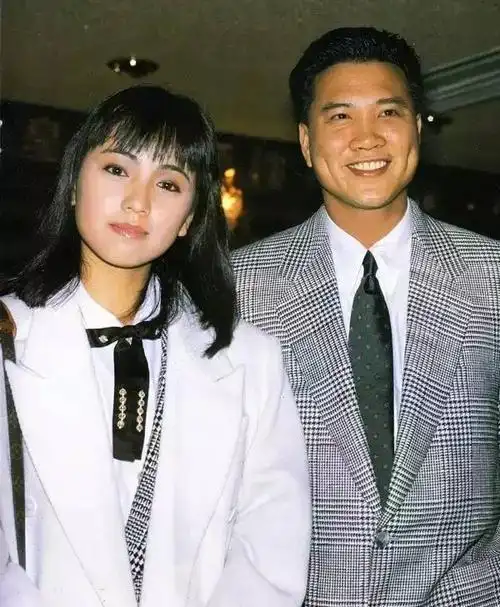 影帝万梓良的坎坷情史为爱当街下跪娶离异带娃的恬妞二婚娶空姐粉丝