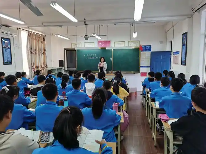 晁老师课堂授课中