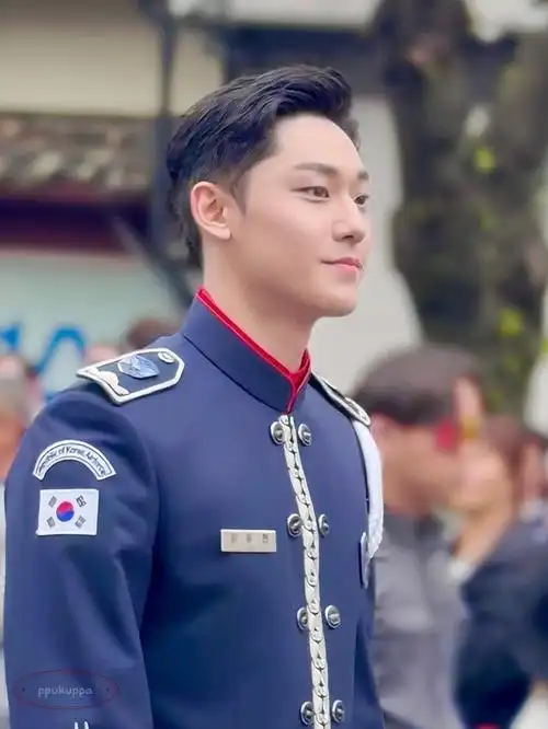 李到晛军中乐队帅照连发迷死人部队表演超卖力跳到忘我网笑翻