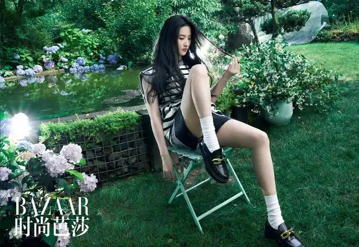 刘亦菲初夏丛林大片释出 长发飘逸柔美飒气