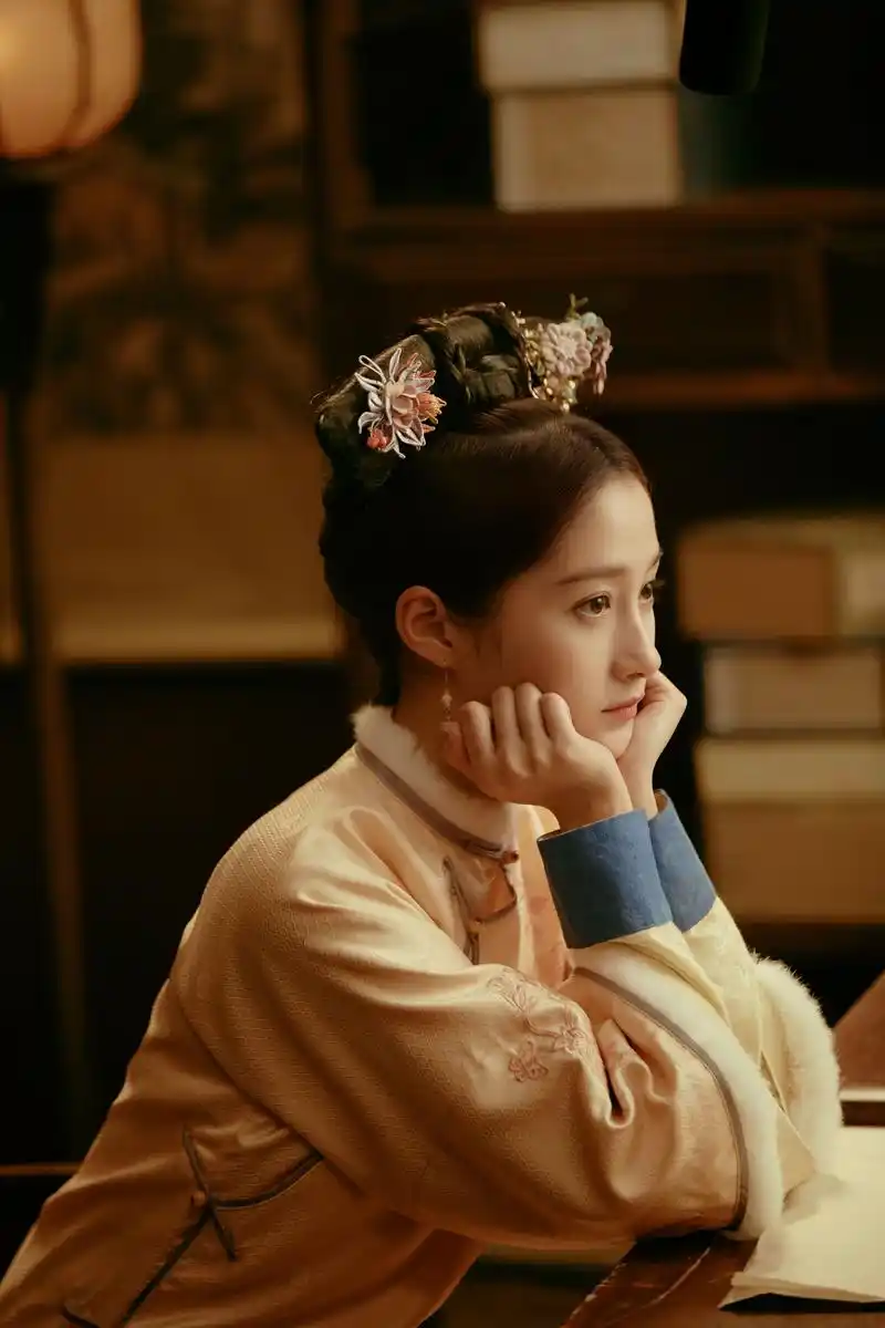 而小室有关晓彤清宫装,无水印剧照与你分享.