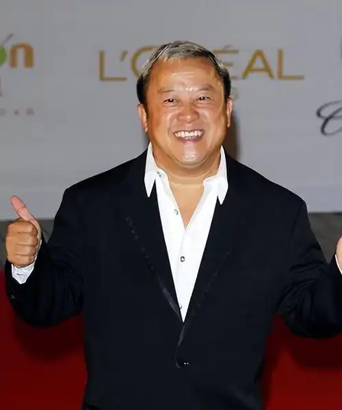 为娶富婆抛弃发妻,深陷蓝洁瑛事件却能全身而退,曾志伟有多风流