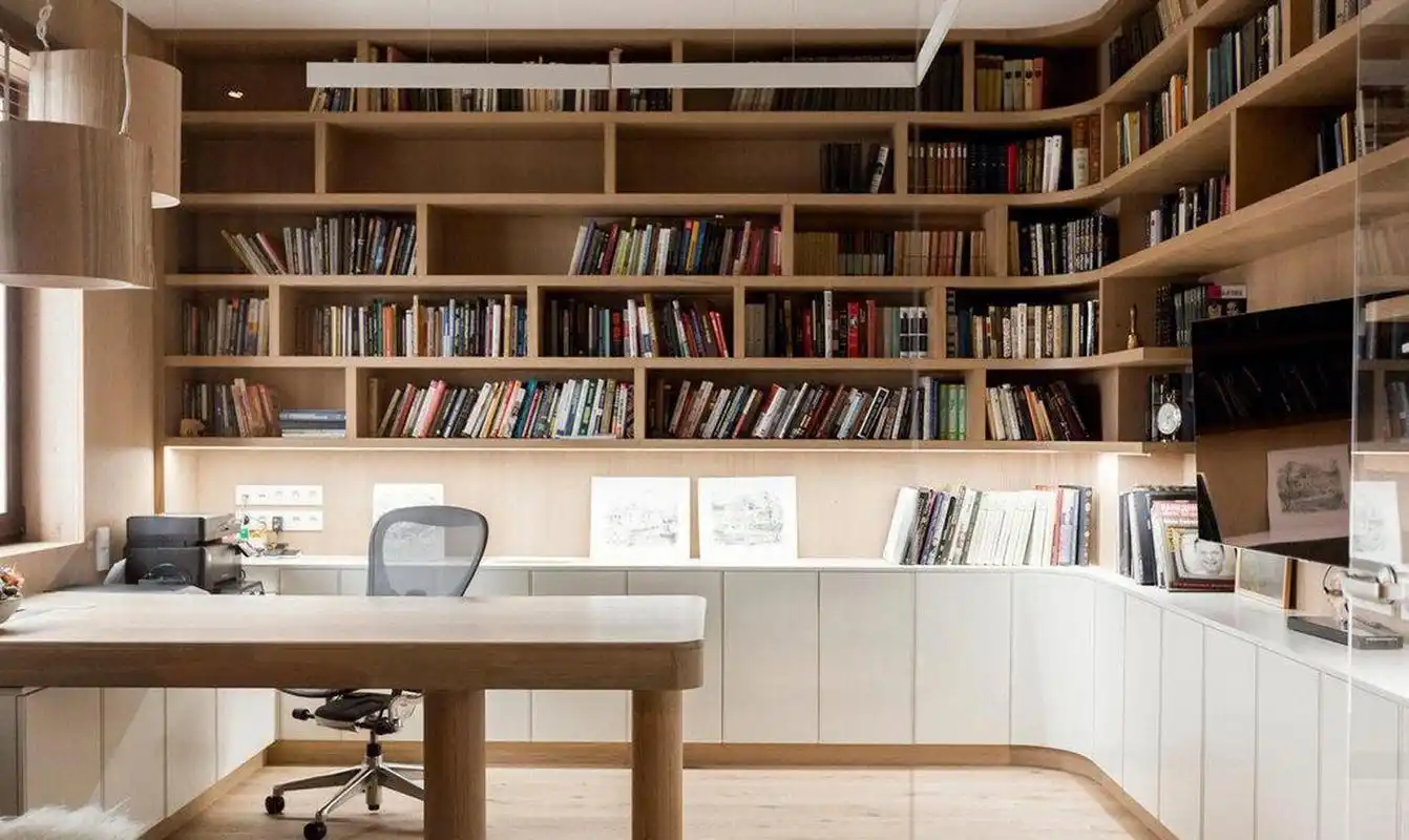 用满墙书柜造"家庭图书馆"  [照相机] 「整面墙书柜定制」 .