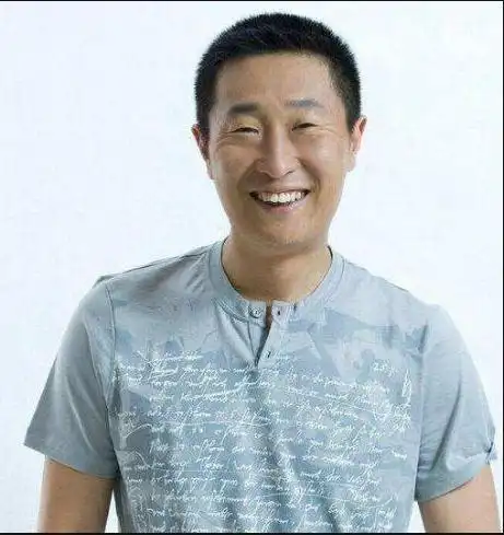 丑男林永健:袜子破洞要缝补,却"豪掷"5800元为军花娇妻买裤衩