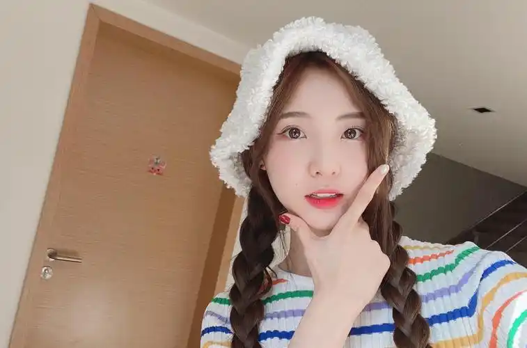 郑乃馨出道成为一名18线的小模特,出镜费才500元