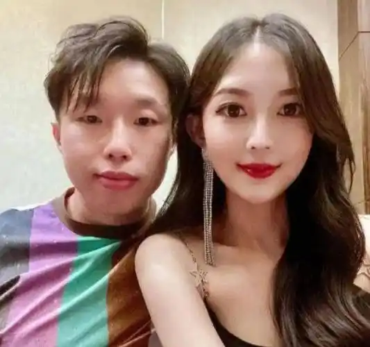 德云社成员集体晒娇妻照片,网友:这不就是现实版的美女与野兽嘛_妻子