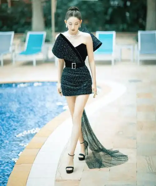 古力娜扎在泳池边凹造型,穿连衣裙出镜,却拍出了泳装的既视感