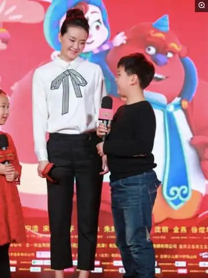 偶遇赵薇黄有龙外出度假网友直呼真的被甜到