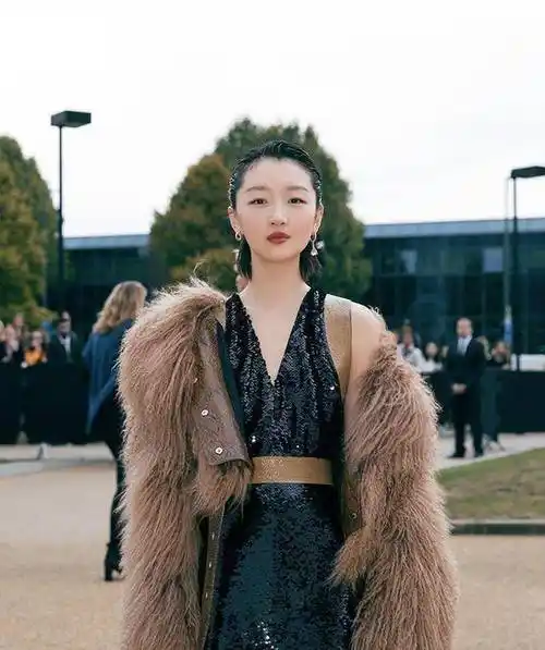 周冬雨穿一袭裸色纱裙,仙气飘飘,身高哪像162_服装_仙女_设计