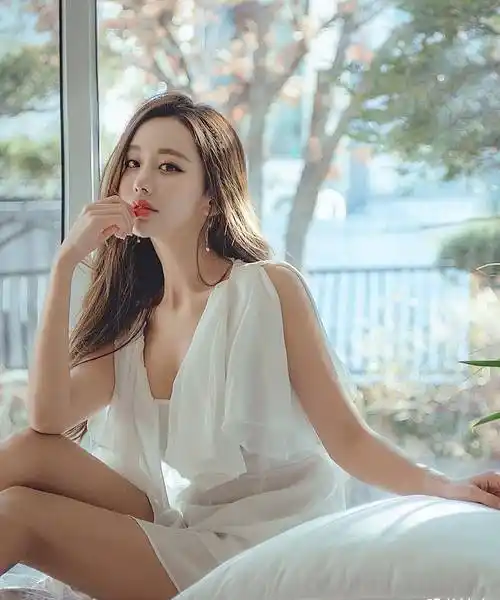 有颜值有身材的国外美女模特,各种风格的穿搭都能展现出迷人魅力_衣服