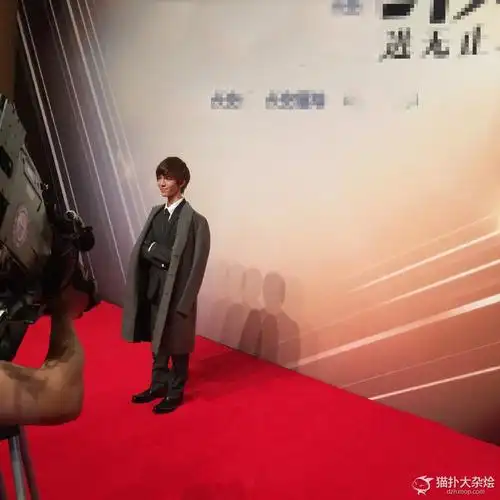 郭敬明亮相身高再遭网友调侃:有1米3么