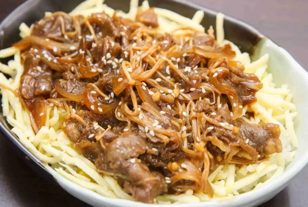 让身体暖起来,热乎乎的日式金针菇肥牛盖饭,口水流不停!