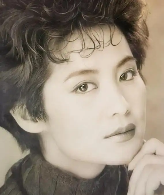 广东观众怀念了30年的"都市女神"萨仁高娃,60岁的她近况如何?