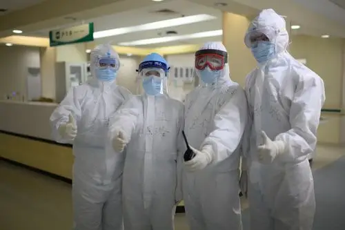 "最美逆行者",德小学子用画笔致敬抗疫一线工作者.