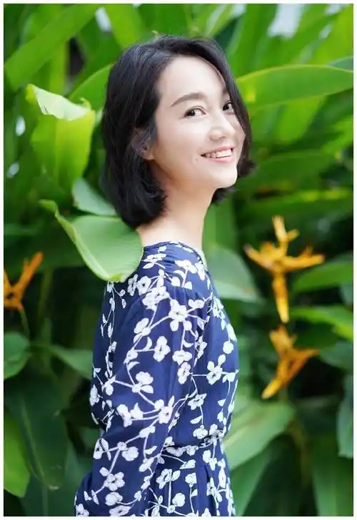 原创朱丹转行做模特连换四套裙装风格百变活成38岁女人最美的样子