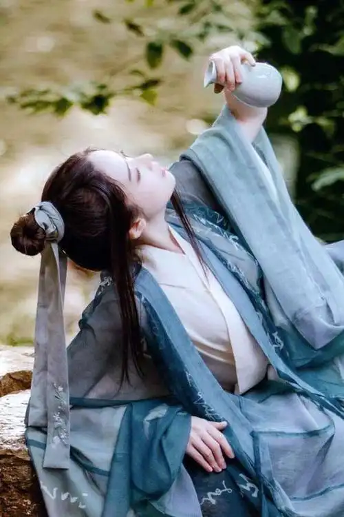 十二星座女古装饮酒挑战白羊霸道狮子洒脱这个星座却成酒鬼