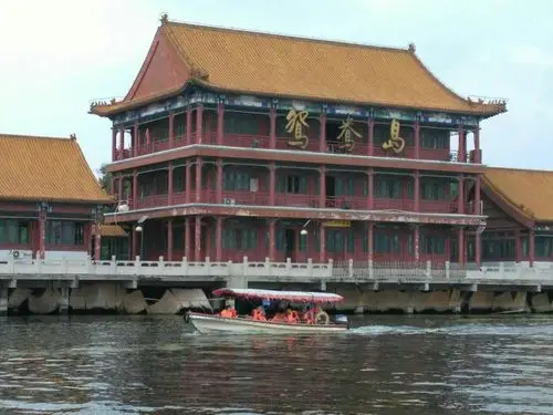 我们来到了鸳鸯岛,美丽乡村,碧波荡漾.