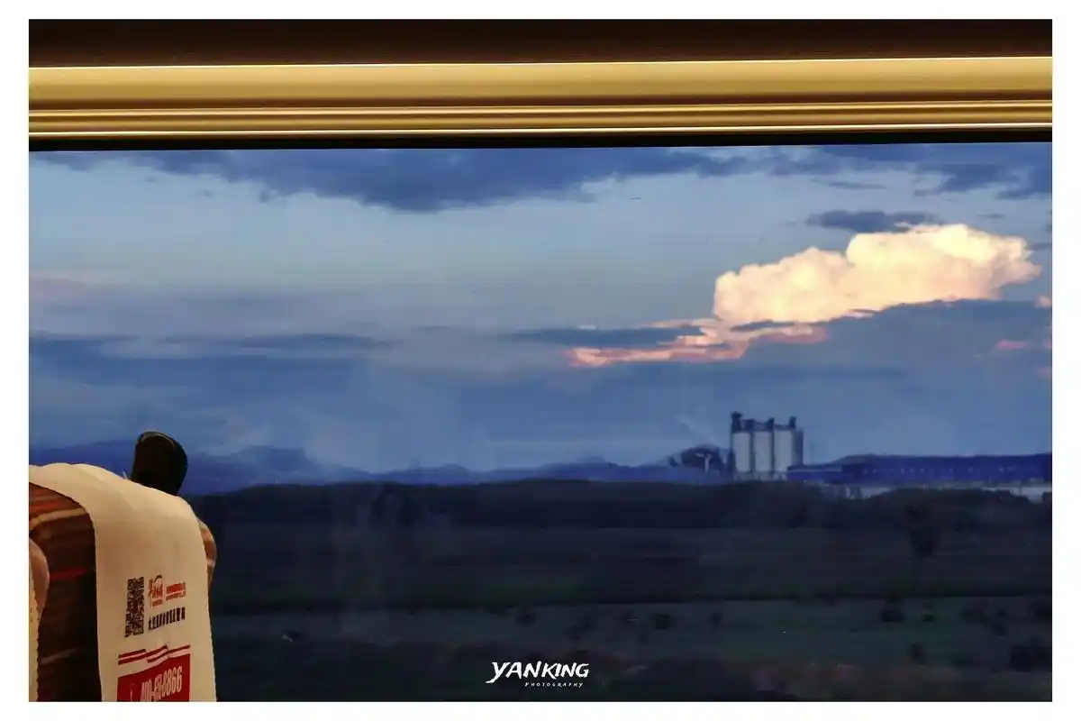 坐高铁回家的路上,看见窗外的云特别好看,赶紧拍了几张#蓝天白 - 抖音