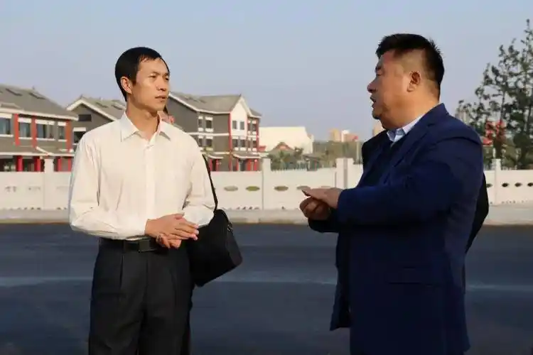 10月21日下午,县委副书记,县长杨曙光带领相关部门负责人到部分重点