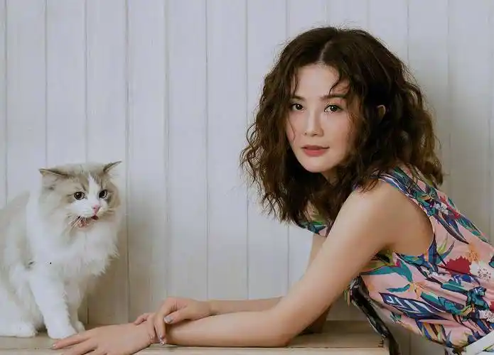 纯素颜的照片,在完全无美颜滤镜的情况下阿sa的皮肤依旧是非常好的