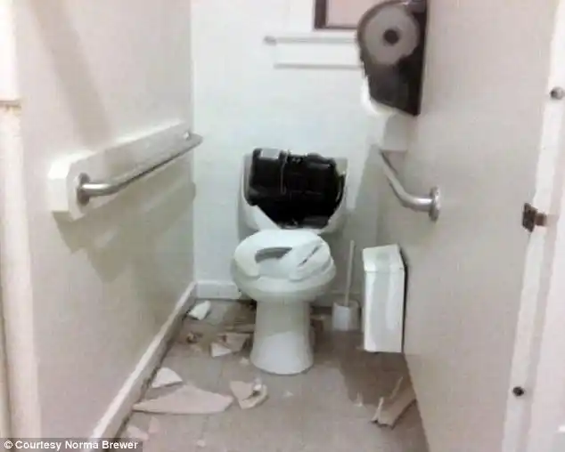 美国法院一厕所马桶水箱离奇爆炸组图