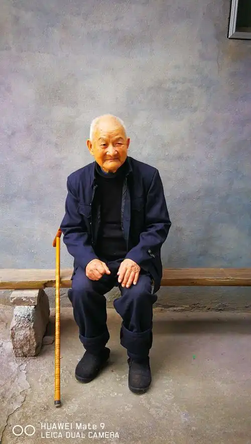 这位老人是三人里最年长的一位,老人家已经九十二岁了.