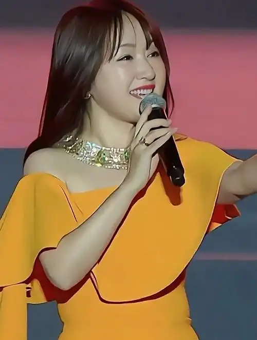 52岁的杨钰莹演唱会与歌迷热情互动,年轻状态满满